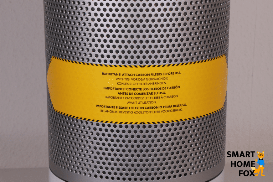 Ein Hinweiszettel informiert Dich darüber, dass die Aktivkohlefilter des Dyson Pure Hot and Cool Luftreinigers eingesetzt werden müssen.